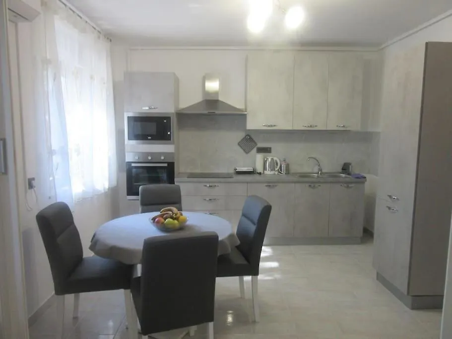 Apartman Ira - Prelijep Stan + Besplatni Parking Pula Apartment